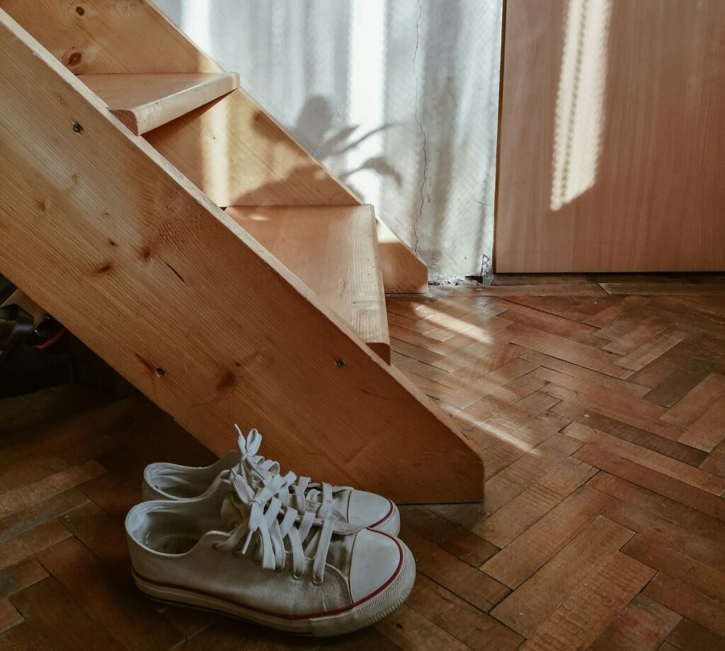 Τελικά να βγάζουμε τα παπούτσια μας προτού μπούμε στο σπίτι; Τι απαντά μια μικροβιολόγος Αρχική